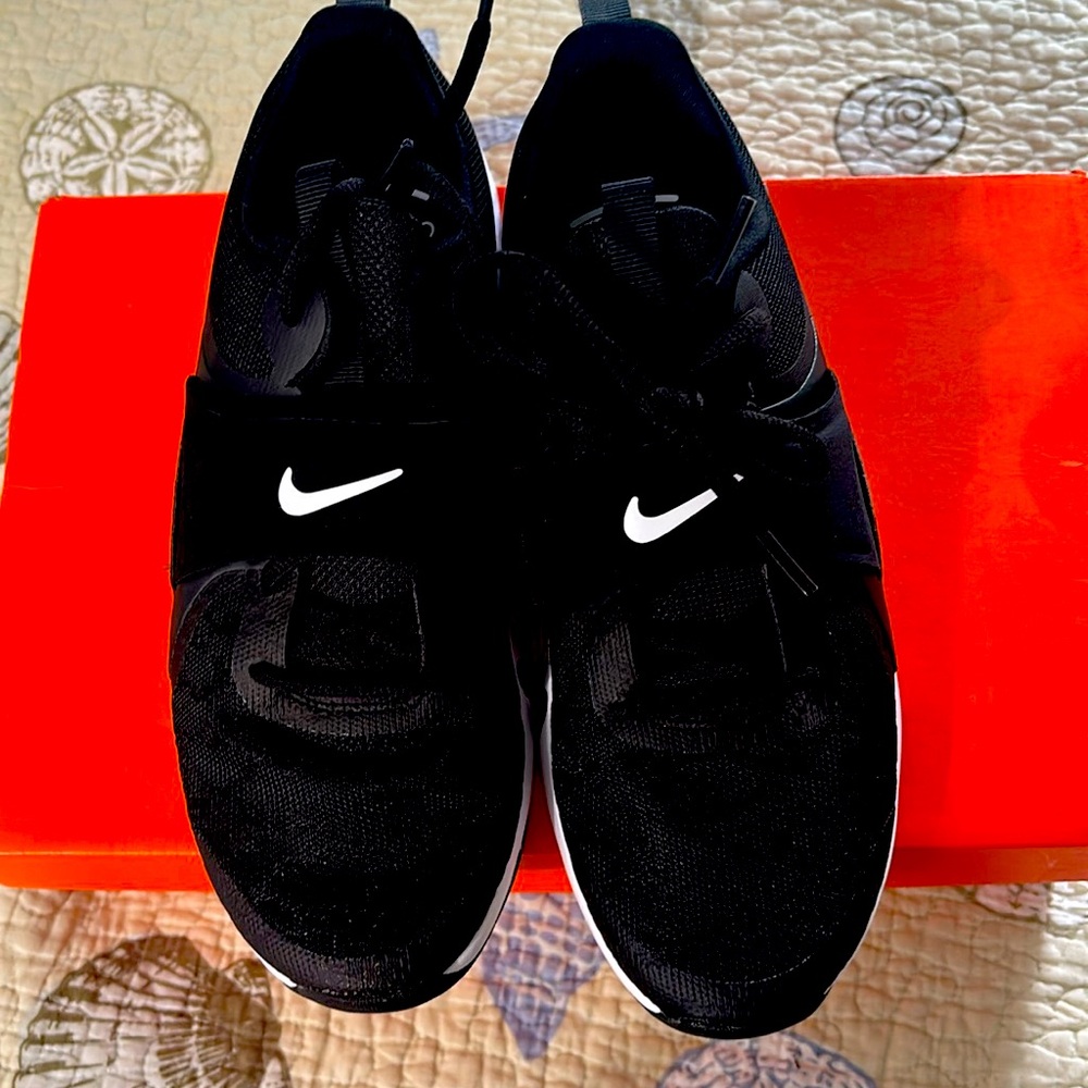 Black/white  Renew in-season TR12 Nike shoes